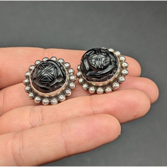 Unsigned Stephen Dweck Sterling Silver Carved Black Shao Design Clip On Earrings - Picture 8 of 11